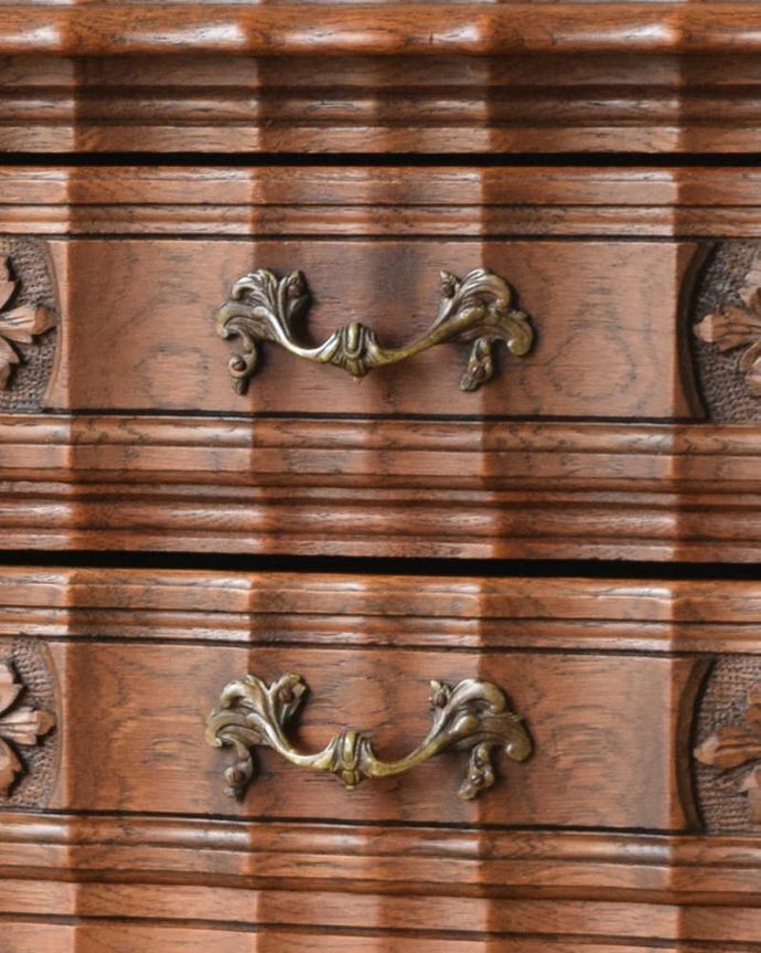 アンティークのチェスト アンティーク家具 南仏スタイルのキレイなアンティーク家具、小さな2段スモールチェスト。開ける度にワクワクする取っ手フランスらしい優雅なデザインの取っ手。(j-2013-f)