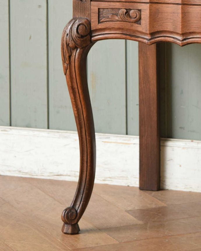 アンティークのチェスト アンティーク家具 南仏スタイルのキレイなアンティーク家具、小さな2段スモールチェスト。女性1人でラクラク運べちゃう仕掛けHandleのアンティークは、脚の裏にフェルトキーパーをお付けしています。(j-2013-f)