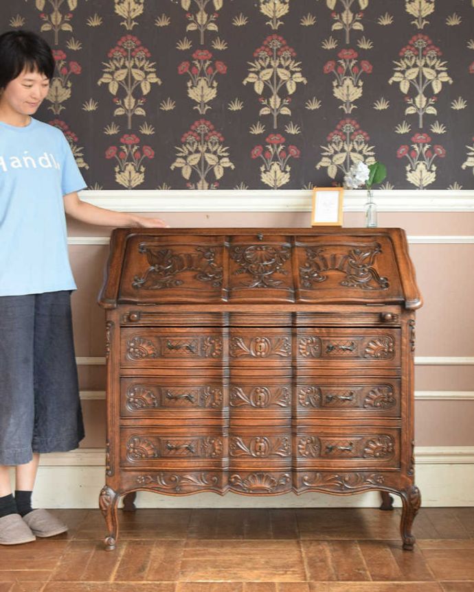 ビューロー　アンティーク家具　彫りが隅々まであるアンティーク家具、フランス輸入のアンティークビューロー（デスク）。優雅な気分で過ごせる大人のビューローやっぱり見た目の美しさにうっとりしちゃうフランスらしいビューロー。(j-2014-f)