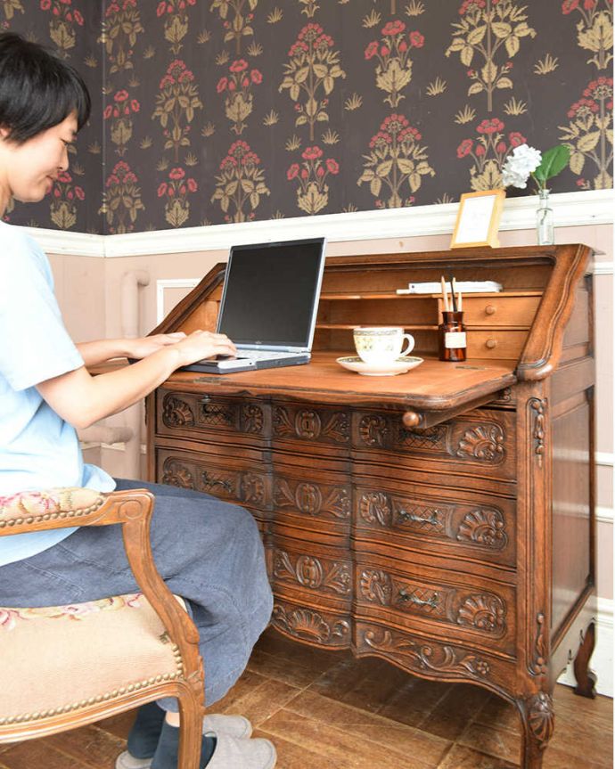ビューロー　アンティーク家具　彫りが隅々まであるアンティーク家具、フランス輸入のアンティークビューロー（デスク）。扉を開けると中から･･･ビューロー部分を開くと、あっという間にデスクが。(j-2014-f)