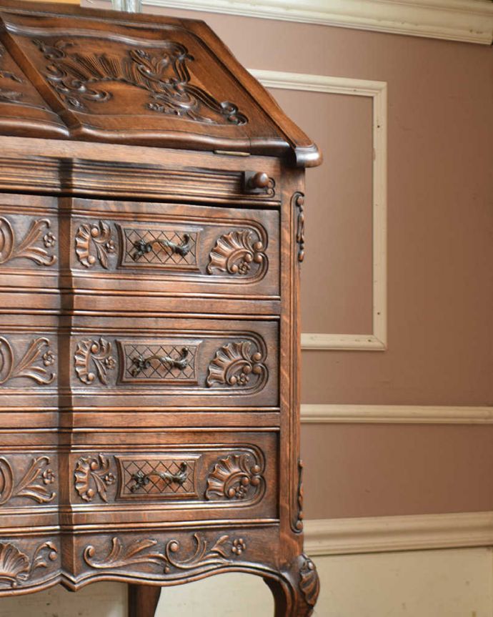 ビューロー　アンティーク家具　彫りが隅々まであるアンティーク家具、フランス輸入のアンティークビューロー（デスク）。フランスらしい彫りの美しさにうっとり惚れ惚れしちゃうたっぷりの美しい彫り。(j-2014-f)