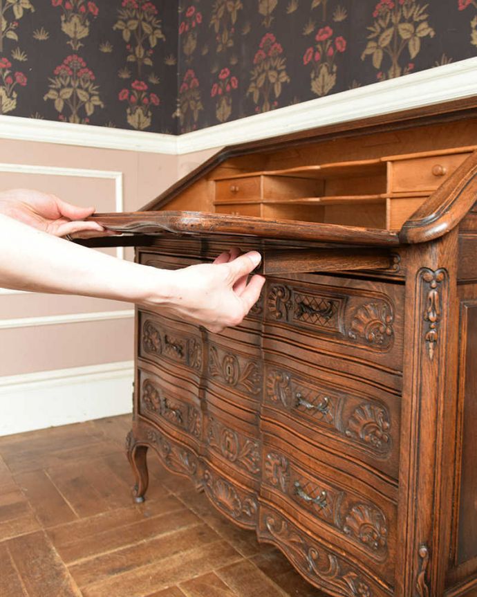 ビューロー　アンティーク家具　彫りが隅々まであるアンティーク家具、フランス輸入のアンティークビューロー（デスク）。ビューロー部分を前に倒すだけで、あっという間にデスクになります。(j-2014-f)