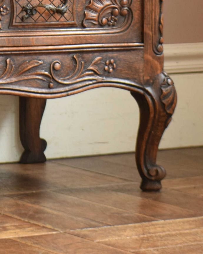 ビューロー　アンティーク家具　彫りが隅々まであるアンティーク家具、フランス輸入のアンティークビューロー（デスク）。Handleのアンティークは、女性1人でも移動が出来るように、脚の裏にフェルトキーパーをお付けしています。(j-2014-f)