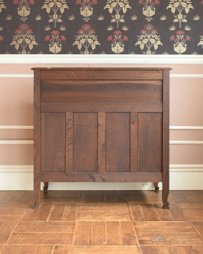 ビューロー　アンティーク家具　彫りが隅々まであるアンティーク家具、フランス輸入のアンティークビューロー（デスク）。アンティークは新品ではないので、もちろん経年変化によるキズはありますが、専門の職人が目立たないようキレイにお直しをしているので裏もキレイ！ご安心ください。(j-2014-f)