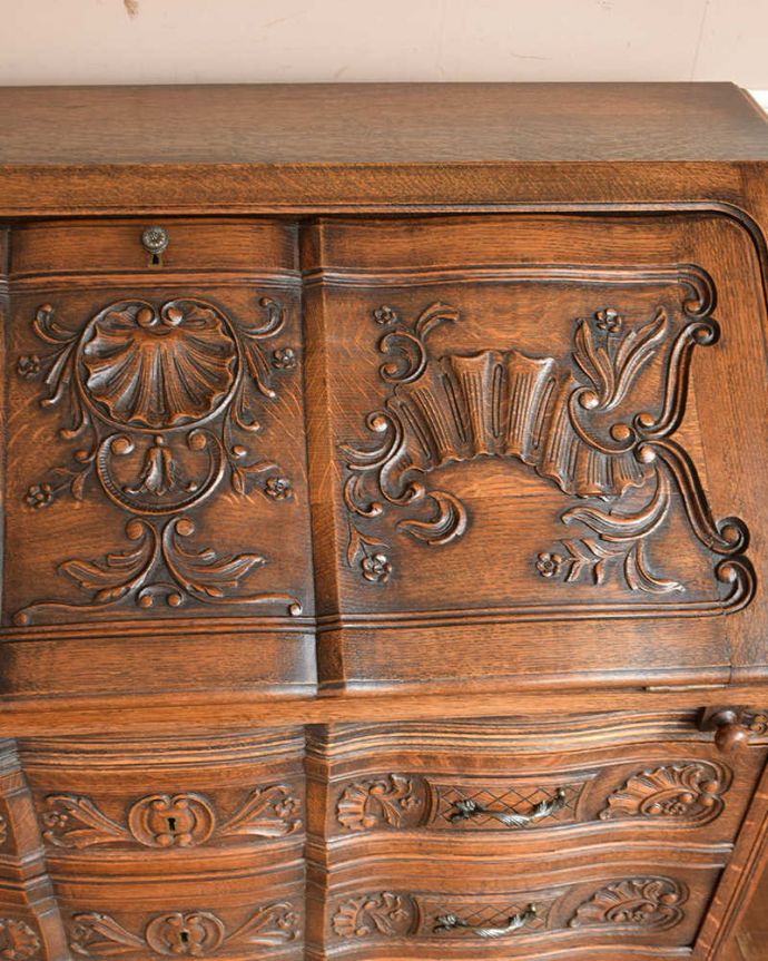 ビューロー　アンティーク家具　彫りが隅々まであるアンティーク家具、フランス輸入のアンティークビューロー（デスク）。フランスらしい彫りの優雅さ。(j-2014-f)