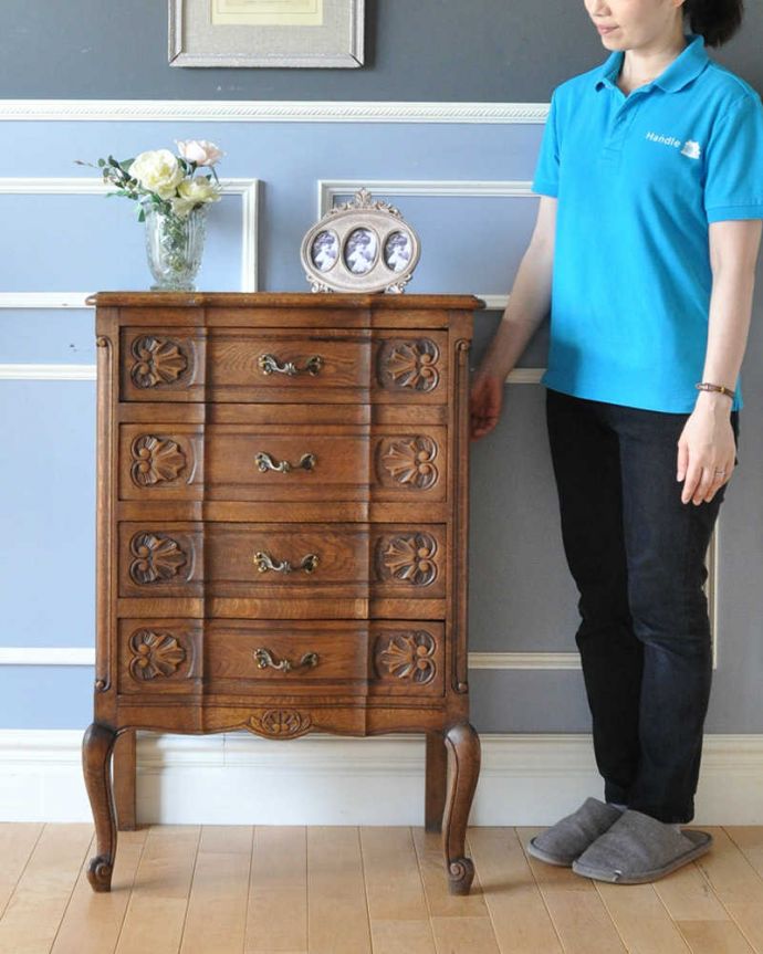 アンティークのチェスト　アンティーク家具　フランス輸入のエレガントな彫のアンティーク家具、４段チェスト。とっても可愛いチェスト。(j-2015-f)