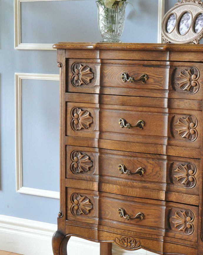 アンティークのチェスト　アンティーク家具　フランス輸入のエレガントな彫のアンティーク家具、４段チェスト。引き出しには優しい雰囲気の彫が入っているんです。(j-2015-f)