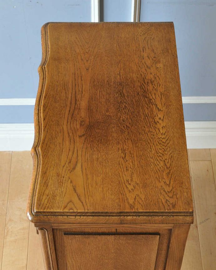 アンティークのチェスト　アンティーク家具　フランス輸入のエレガントな彫のアンティーク家具、４段チェスト。こちらが天板です。(j-2015-f)