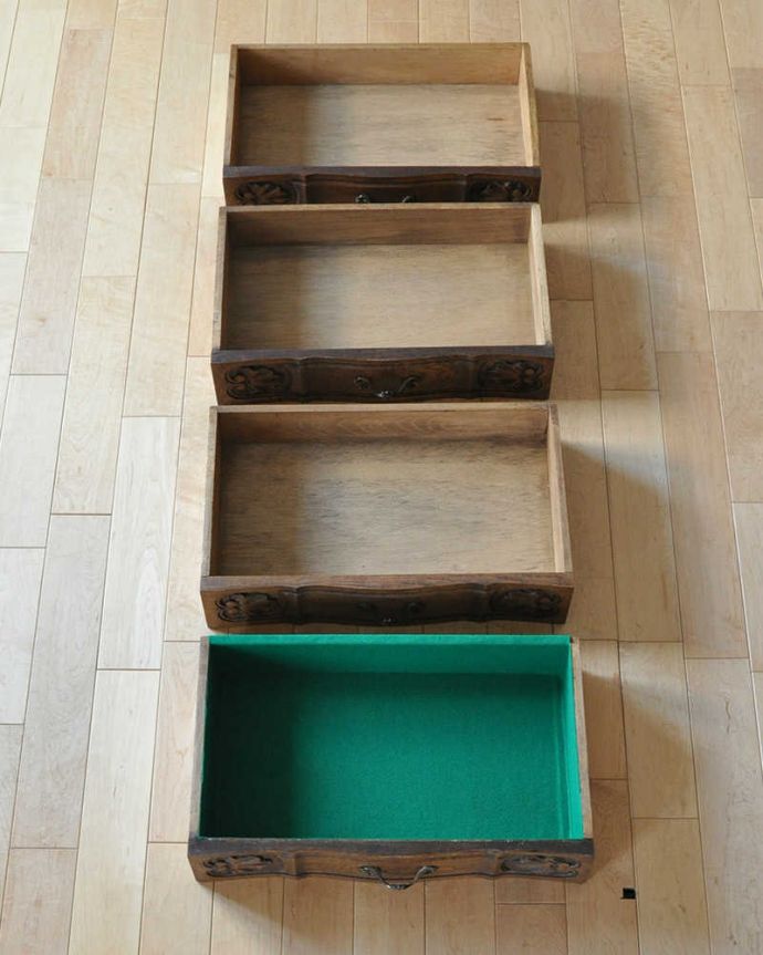 アンティークのチェスト　アンティーク家具　フランス輸入のエレガントな彫のアンティーク家具、４段チェスト。引き出しは手前が1段目です。(j-2015-f)