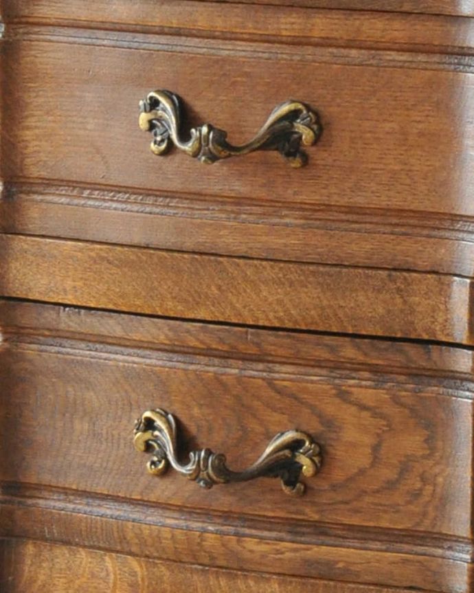 アンティークのチェスト　アンティーク家具　フランス輸入のエレガントな彫のアンティーク家具、４段チェスト。引きやすく、デザインがとっても優雅な取っ手。(j-2015-f)