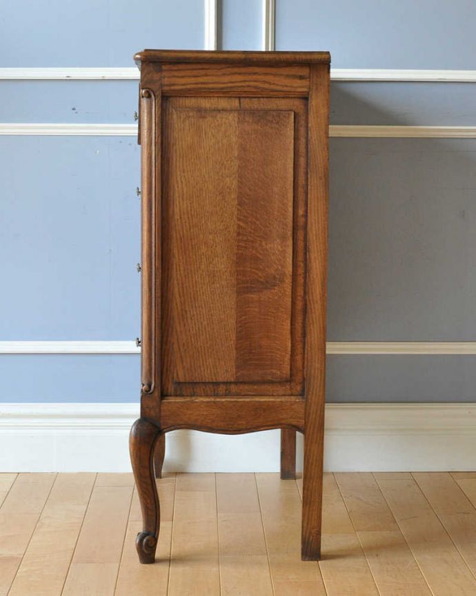 アンティークのチェスト　アンティーク家具　フランス輸入のエレガントな彫のアンティーク家具、４段チェスト。小さいながらも隅々までこだわりが感じられ、サイドから見ても美しいです。(j-2015-f)