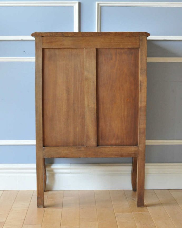 アンティークのチェスト　アンティーク家具　フランス輸入のエレガントな彫のアンティーク家具、４段チェスト。アンティークは新品ではないので、もちろん経年変化によるキズはありますが、専門の職人が目立たないようキレイにお直しをしているので、後姿までキレイです。(j-2015-f)