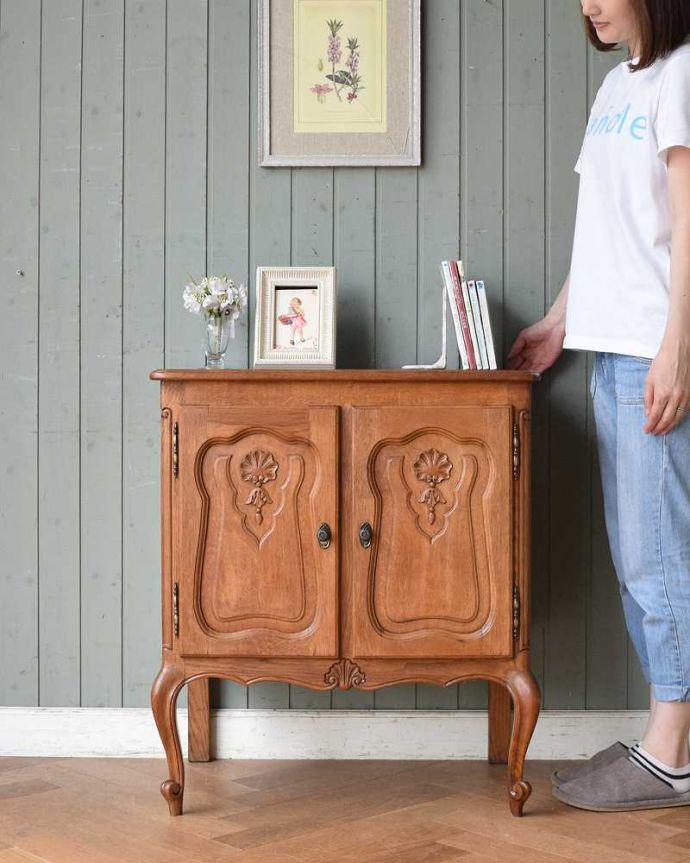 アンティークのキャビネット　アンティーク家具　リビングで便利なアンティーク家具、フランス輸入の木製キャビネット（サイドキャビネット）。自慢はフランスらしい曲線美。(j-2016-f)