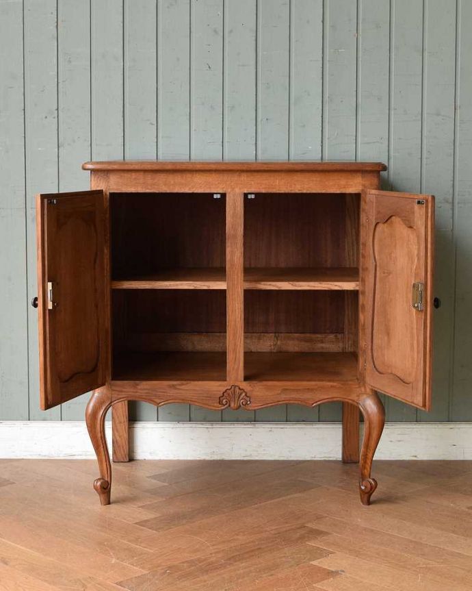 アンティークのキャビネット　アンティーク家具　リビングで便利なアンティーク家具、フランス輸入の木製キャビネット（サイドキャビネット）。扉を開けて中を見ると･･･扉の中は職人が修復して、こんな感じに仕上げました。(j-2016-f)