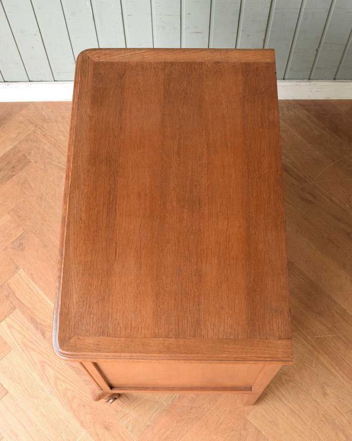 アンティークのキャビネット　アンティーク家具　リビングで便利なアンティーク家具、フランス輸入の木製キャビネット（サイドキャビネット）。上から見てみると･･･天板はこんな感じに仕上がっています。(j-2016-f)