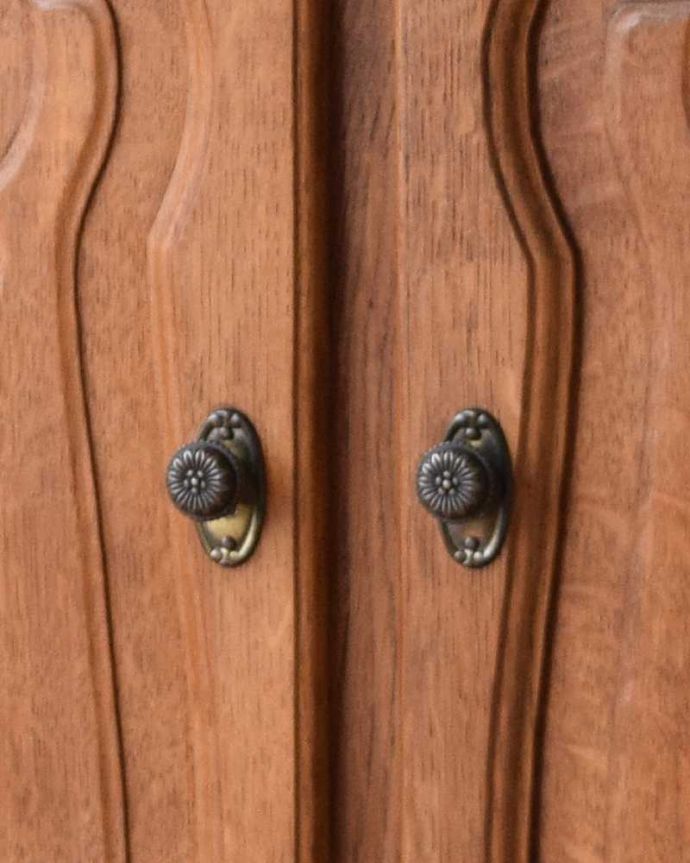 アンティークのキャビネット　アンティーク家具　リビングで便利なアンティーク家具、フランス輸入の木製キャビネット（サイドキャビネット）。取っ手のデザインも優雅アンティークらしいデザインの取っ手を、そっと引っ張って開けるたびに、宝箱を開けている気分です。(j-2016-f)