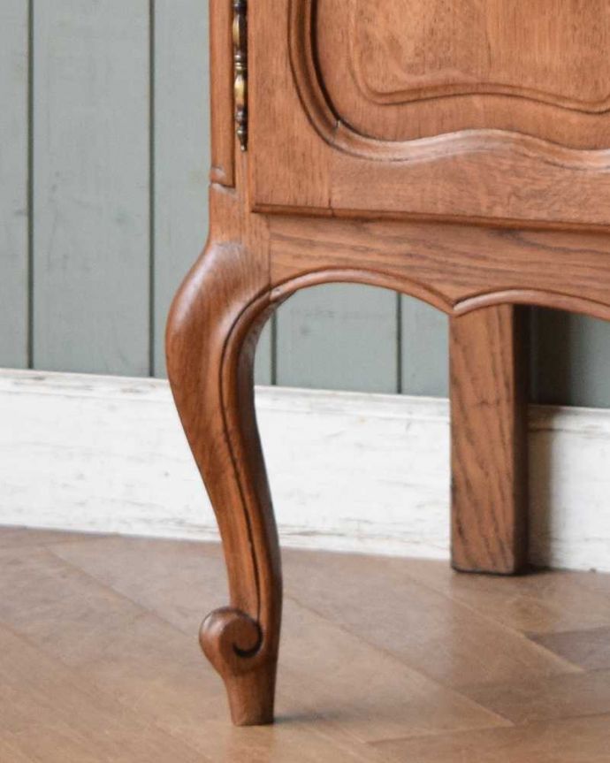 アンティークのキャビネット　アンティーク家具　リビングで便利なアンティーク家具、フランス輸入の木製キャビネット（サイドキャビネット）。女性1人でラクラク運べちゃう仕掛けHandleのアンティークは、脚の裏にフェルトキーパーをお付けしています。(j-2016-f)