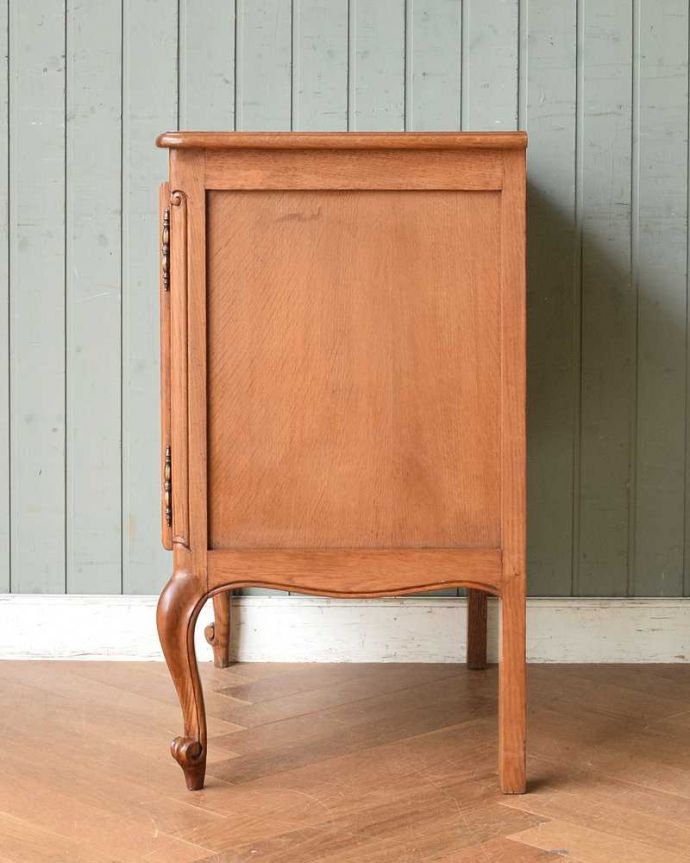 アンティークのキャビネット　アンティーク家具　リビングで便利なアンティーク家具、フランス輸入の木製キャビネット（サイドキャビネット）。横顔だっても美しい正面だけじゃなく横から見てもキレイです。(j-2016-f)