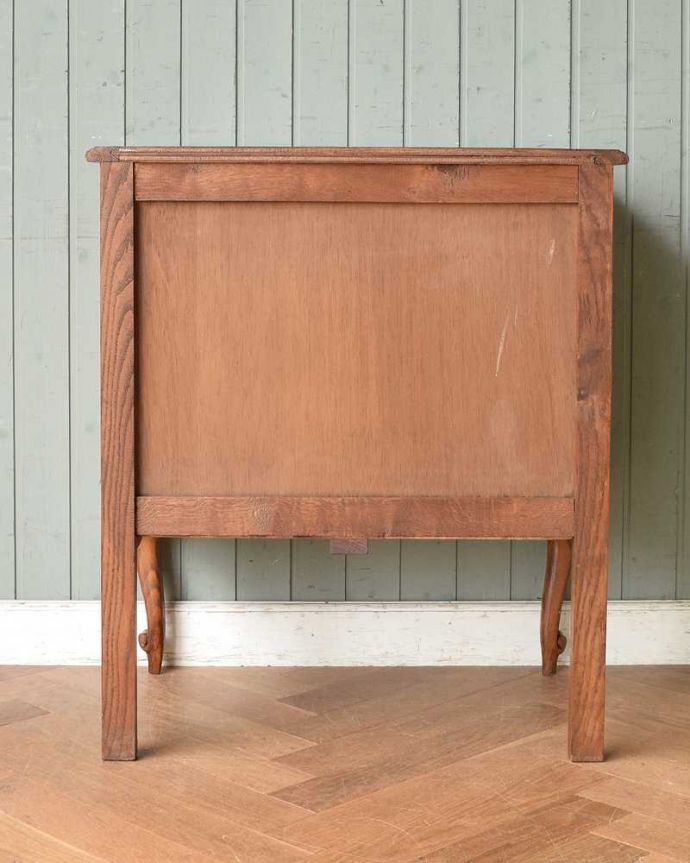 アンティークのキャビネット　アンティーク家具　リビングで便利なアンティーク家具、フランス輸入の木製キャビネット（サイドキャビネット）。後ろ姿も見て下さい。(j-2016-f)