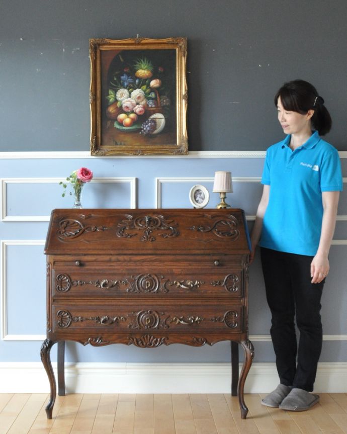 ビューロー　アンティーク家具　彫りたっぷりのエレガントな家具、フランス輸入のアンティークビューロー（デスク）。装飾があちこちにあるこのビューローは一つあるだけで絵になるアイテムです。(j-2017-f)