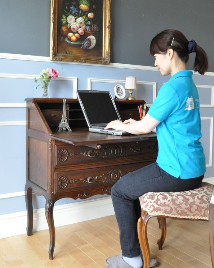 ビューロー　アンティーク家具　彫りたっぷりのエレガントな家具、フランス輸入のアンティークビューロー（デスク）。書き物やパソコンをする時は、台を下ろして使ってください。(j-2017-f)