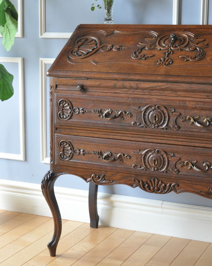 ビューロー　アンティーク家具　彫りたっぷりのエレガントな家具、フランス輸入のアンティークビューロー（デスク）。とっても美しい彫の装飾です。(j-2017-f)