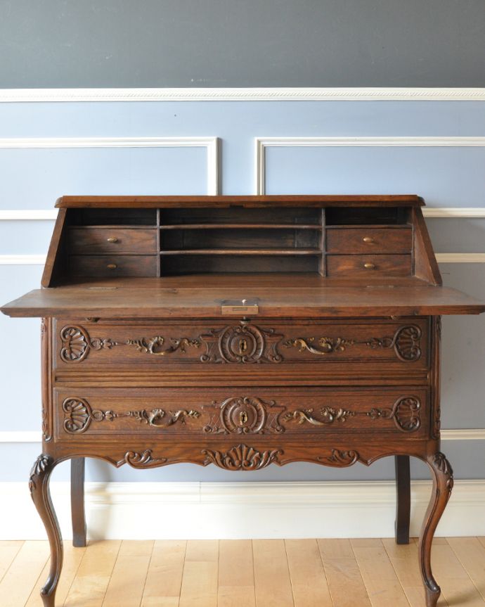 ビューロー　アンティーク家具　彫りたっぷりのエレガントな家具、フランス輸入のアンティークビューロー（デスク）。棚に化粧品を片付ければ、奥様のドレッサー代わりにもなりますよ。(j-2017-f)