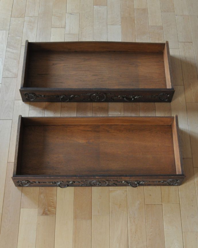 ビューロー　アンティーク家具　彫りたっぷりのエレガントな家具、フランス輸入のアンティークビューロー（デスク）。引き出しが付いています。(j-2017-f)