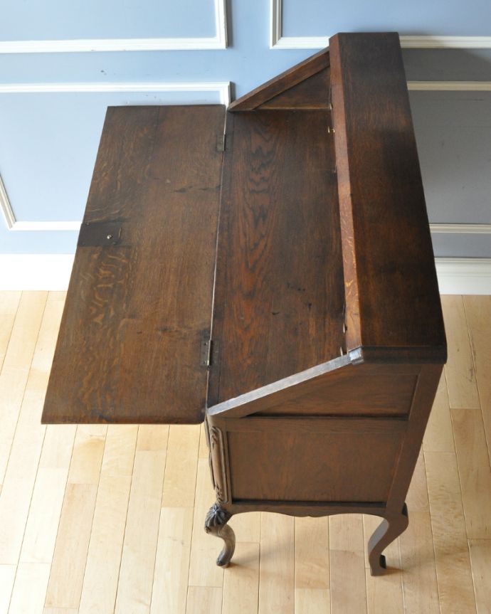 ビューロー　アンティーク家具　彫りたっぷりのエレガントな家具、フランス輸入のアンティークビューロー（デスク）。上から見ると、天板はこんな感じ。(j-2017-f)