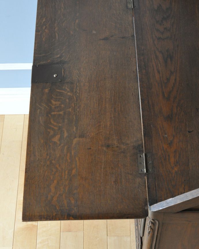 ビューロー　アンティーク家具　彫りたっぷりのエレガントな家具、フランス輸入のアンティークビューロー（デスク）。パソコンなどの作業をするのに、十分なスペースです。(j-2017-f)