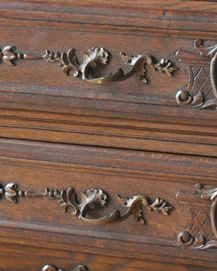 ビューロー　アンティーク家具　彫りたっぷりのエレガントな家具、フランス輸入のアンティークビューロー（デスク）。大きな引き出しの取っ手は植物モチーフのデザインです。(j-2017-f)