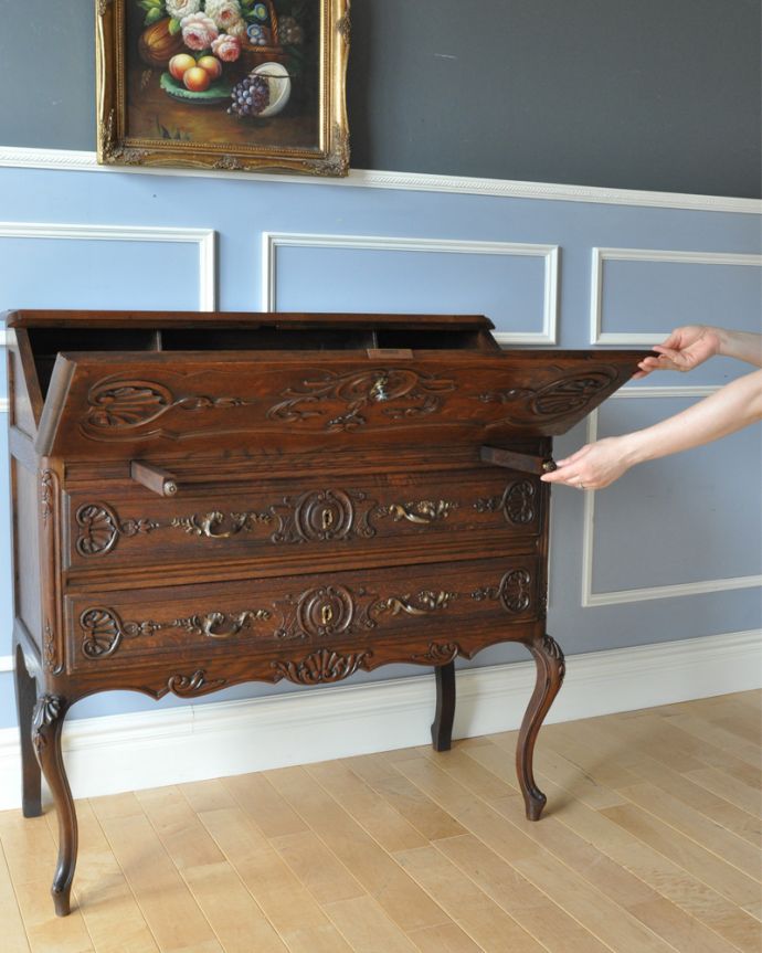 ビューロー　アンティーク家具　彫りたっぷりのエレガントな家具、フランス輸入のアンティークビューロー（デスク）。ビューローの支えであるバーは、両サイドに付いています。(j-2017-f)