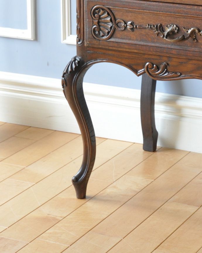 ビューロー　アンティーク家具　彫りたっぷりのエレガントな家具、フランス輸入のアンティークビューロー（デスク）。可愛い猫脚でしっかり支えます。(j-2017-f)