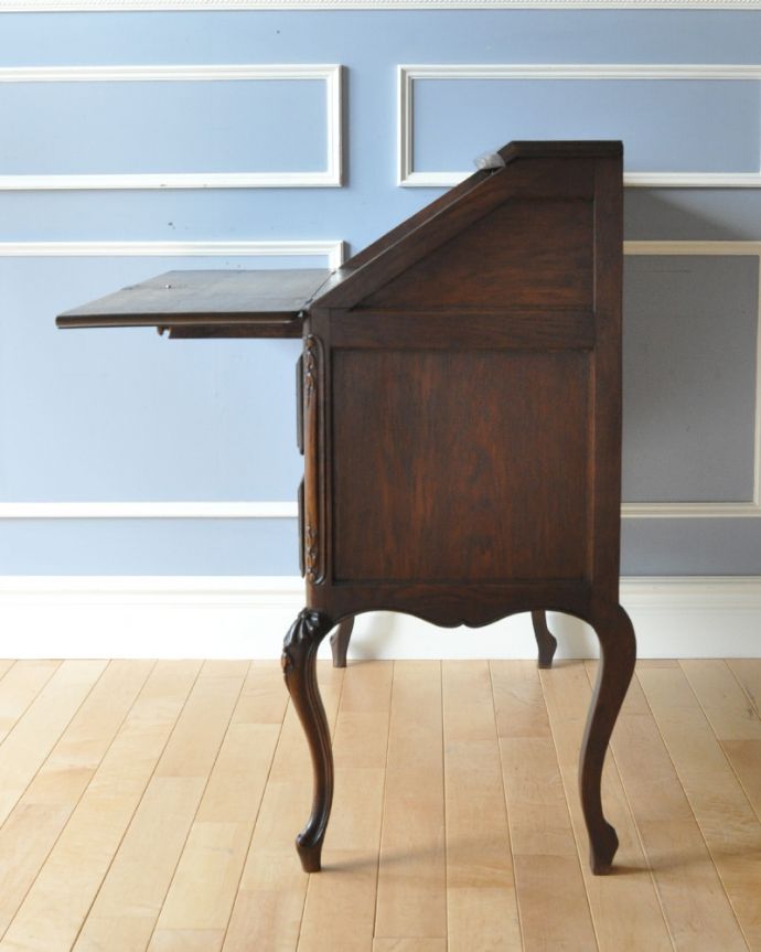 ビューロー　アンティーク家具　彫りたっぷりのエレガントな家具、フランス輸入のアンティークビューロー（デスク）。サイドが見えても良いように作られた高級感を感じさせるデザインです。(j-2017-f)