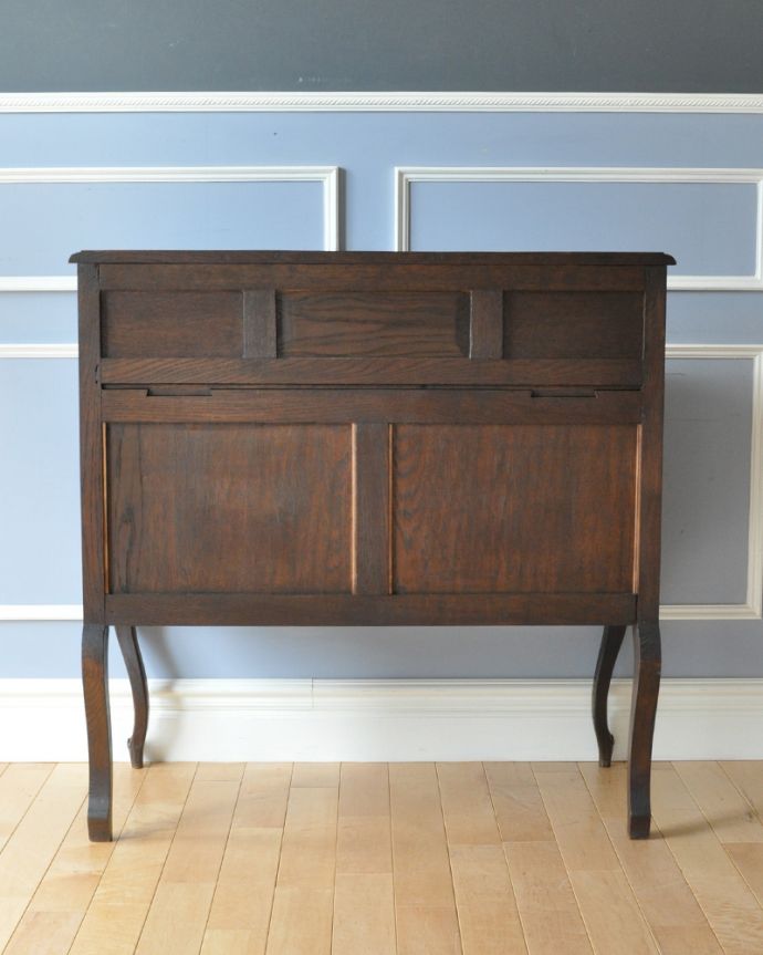 ビューロー　アンティーク家具　彫りたっぷりのエレガントな家具、フランス輸入のアンティークビューロー（デスク）。アンティークは新品ではないので、もちろん経年変化によるキズはありますが、専門の職人が目立たないようキレイにお直しをしていますのでご安心ください。(j-2017-f)