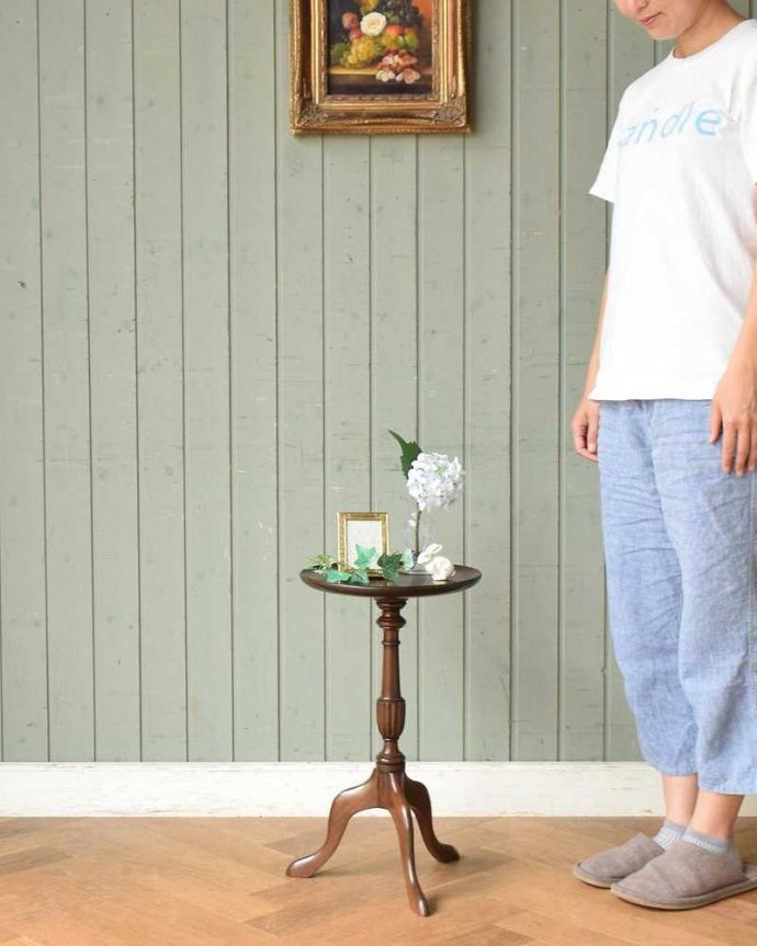 アンティークのテーブル　アンティーク家具　英国から届いた小さなアンティーク、トライポットのワインテーブル。移動もラクラクどこでも使える小さなテーブル持ち運び便利なワインテーブル。(j-2018-f)