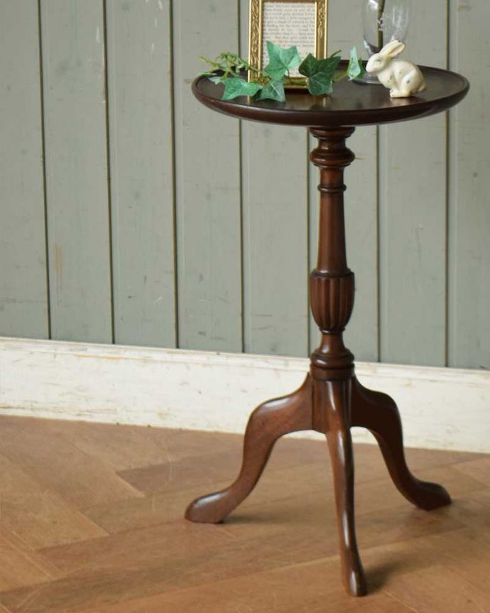 アンティークのテーブル　アンティーク家具　英国から届いた小さなアンティーク、トライポットのワインテーブル。小さくてもアンティークの気品タップリ。(j-2018-f)