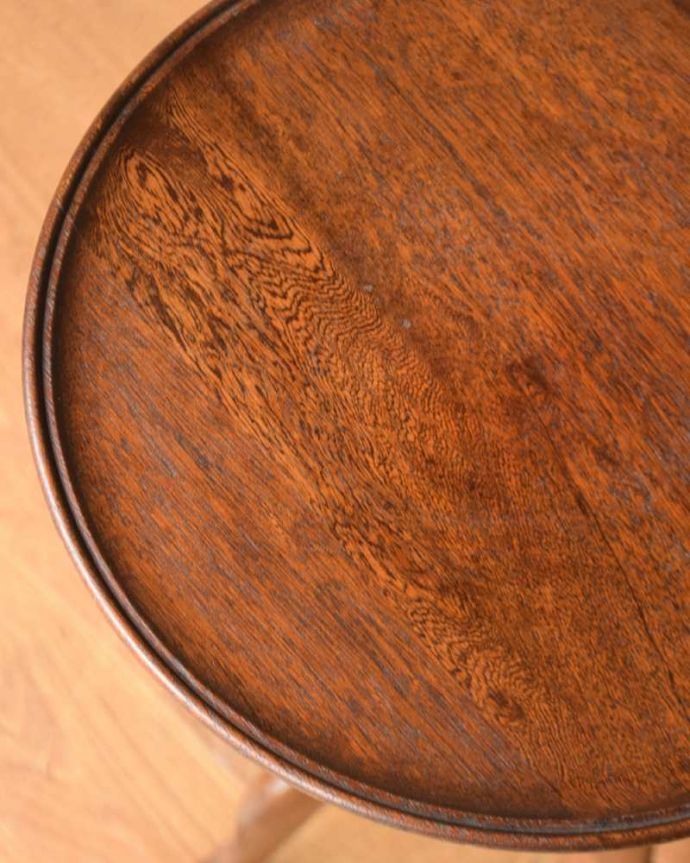 アンティークのテーブル　アンティーク家具　英国から届いた小さなアンティーク、トライポットのワインテーブル。近づいてみるとこんな感じ。(j-2018-f)