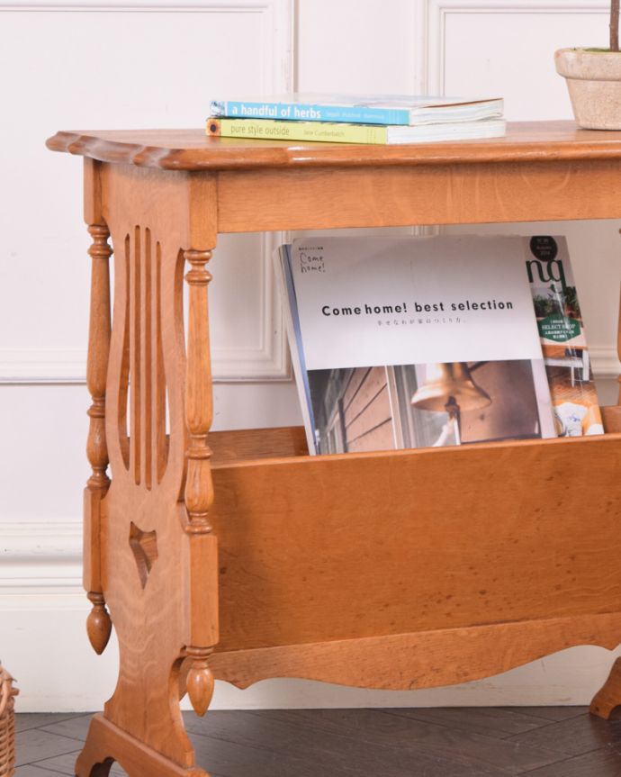マガジンラック　アンティーク家具　フランスから来た小さな家具、和室にも合うアンティークマガジンラック。見せる収納でお洒落に演出！使い勝手もバツグンなアンティークマガジンラックです。(j-2019-f)