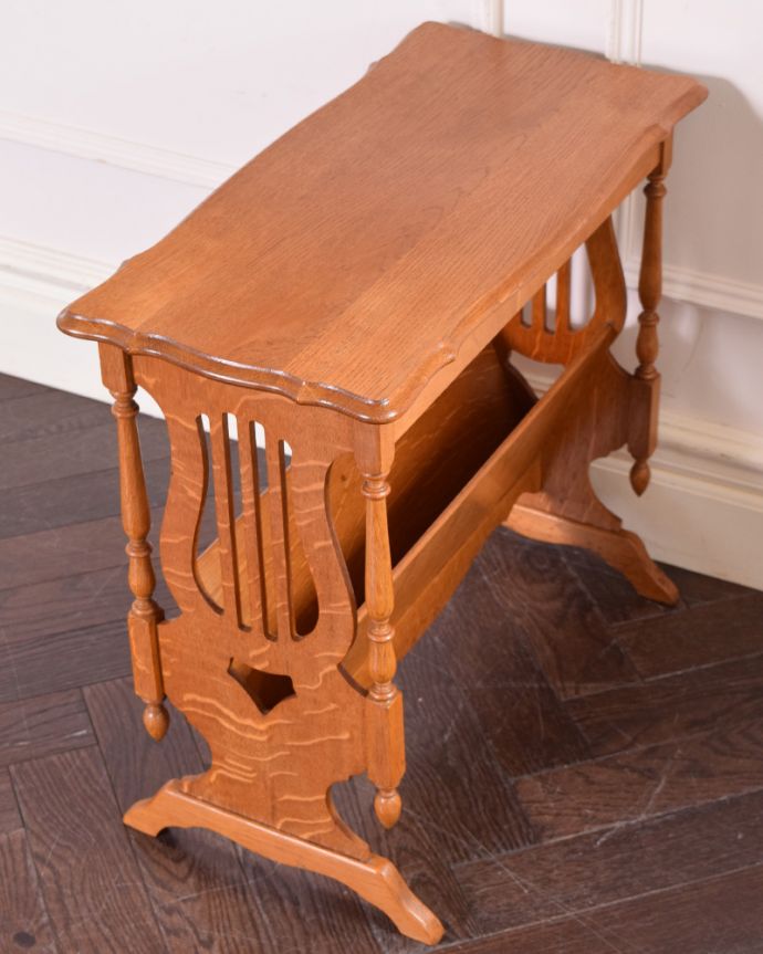 マガジンラック　アンティーク家具　フランスから来た小さな家具、和室にも合うアンティークマガジンラック。アンティークは新品ではないので、経年変化によるキズはありますが、専門の職人によって目立たないようにキレイにお直しをしています。(j-2019-f)