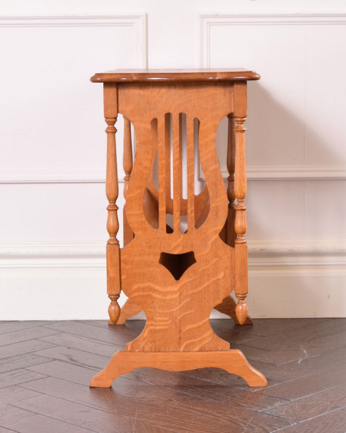 マガジンラック　アンティーク家具　フランスから来た小さな家具、和室にも合うアンティークマガジンラック。横から見ると細工が上品でインテリアのアクセントになります。(j-2019-f)