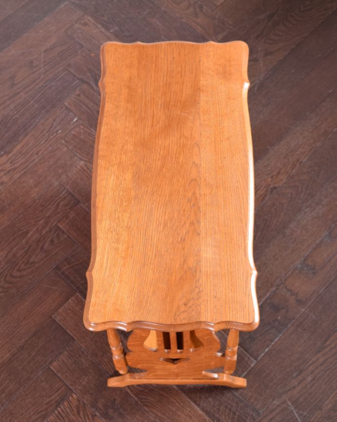 マガジンラック　アンティーク家具　フランスから来た小さな家具、和室にも合うアンティークマガジンラック。天板付きなので、ソファの横に置いてサイドテーブルとしてもお使いいただけます。(j-2019-f)