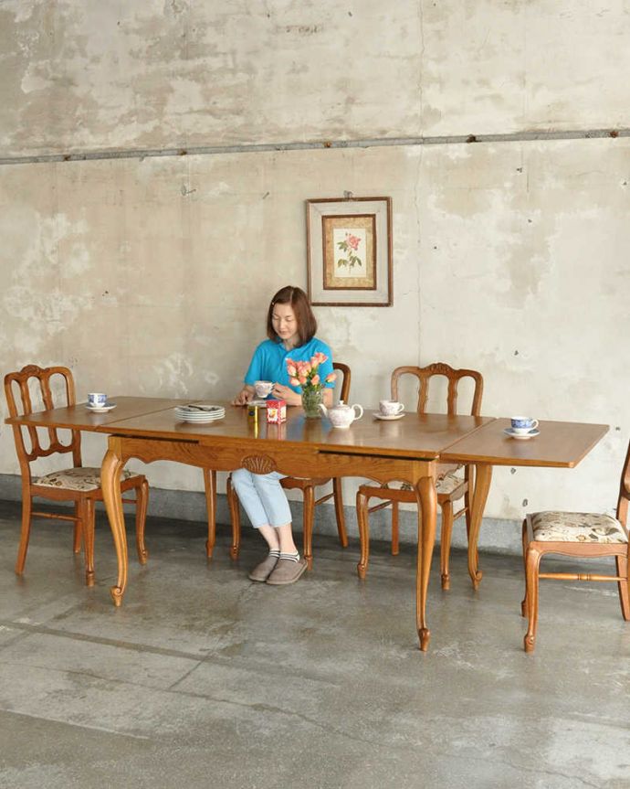 アンティークのテーブル　アンティーク家具　南仏スタイルの美しいアンティーク家具、ドローリーフテーブル（伸張式ダイニングテーブル）。家族や友だちが集まったら、大きく広げて使いましょう！もともとフランスサイズで作られた大きな家具だから、全部広げるとたっぷり大人数で囲める広さのテーブルに早変わりします。(j-2021-f)