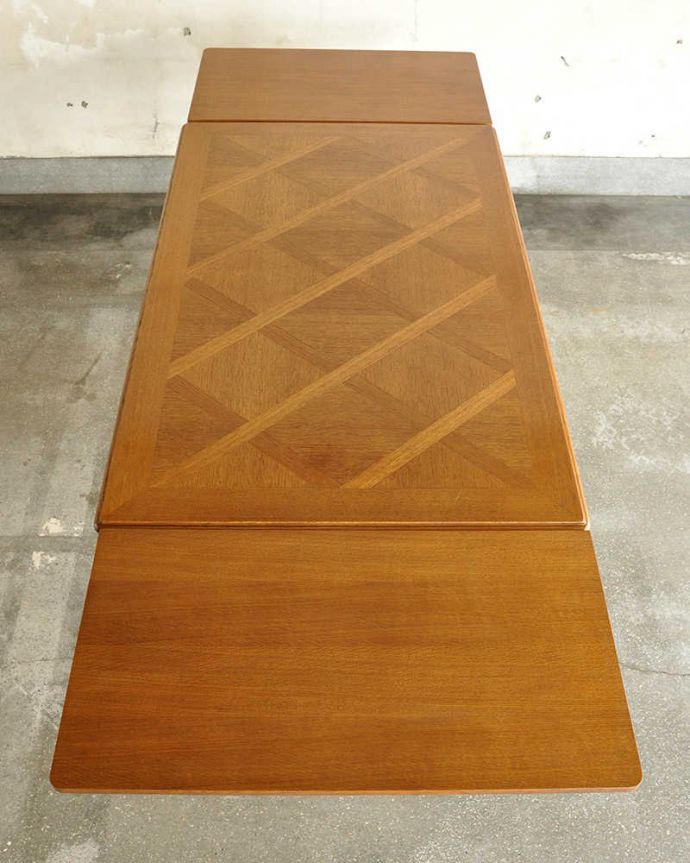 アンティークのテーブル　アンティーク家具　南仏スタイルの美しいアンティーク家具、ドローリーフテーブル（伸張式ダイニングテーブル）。上から見ると、天板には美しすぎる木の模様広げた状態で天板を見てみるとこんな感じ。(j-2021-f)