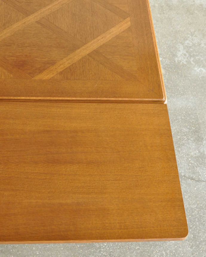 アンティークのテーブル　アンティーク家具　南仏スタイルの美しいアンティーク家具、ドローリーフテーブル（伸張式ダイニングテーブル）。近づいて見てみると、天板はこんな感じです。(j-2021-f)