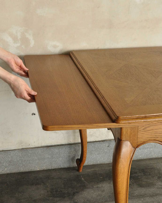 アンティークのテーブル　アンティーク家具　南仏スタイルの美しいアンティーク家具、ドローリーフテーブル（伸張式ダイニングテーブル）。あっという間にサイズが変えれます。(j-2021-f)