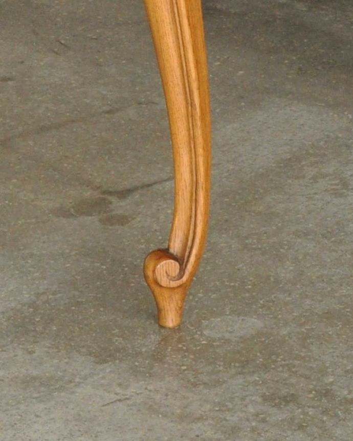 アンティークのテーブル　アンティーク家具　南仏スタイルの美しいアンティーク家具、ドローリーフテーブル（伸張式ダイニングテーブル）。持ち上げなくても移動できます！Handleのアンティークは、脚の裏にフェルトキーパーをお付けしていますので、持ち上げなくても床を滑らせて移動させることが出来ます。(j-2021-f)