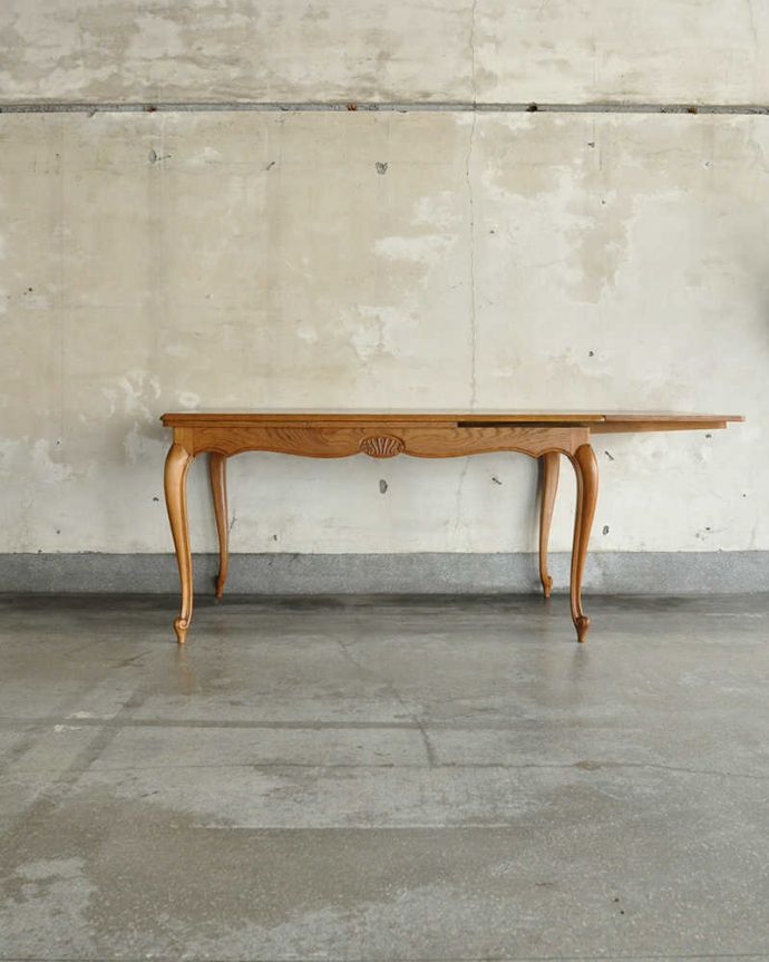 アンティークのテーブル　アンティーク家具　南仏スタイルの美しいアンティーク家具、ドローリーフテーブル（伸張式ダイニングテーブル）。片方だけ開いても･･･人数に合わせて、3タイプで大きさを選べるので、片方だけ開くと、こんな感じです。(j-2021-f)