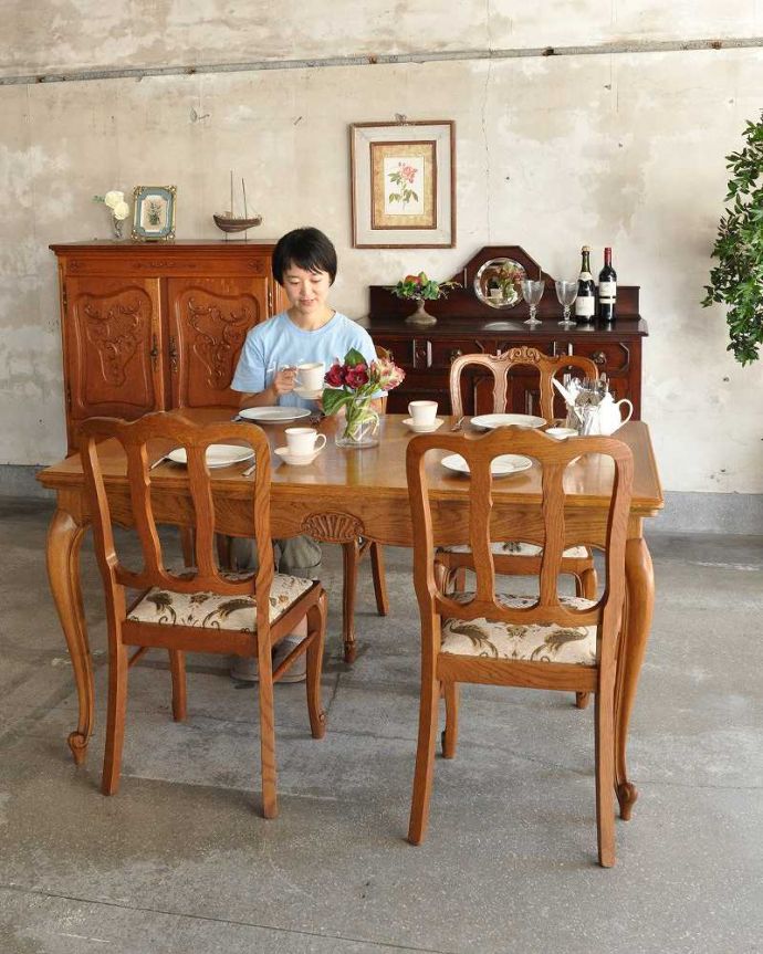 アンティークのテーブル　アンティーク家具　南仏スタイルの美しいアンティーク家具、ドローリーフテーブル（伸張式ダイニングテーブル）。フランスらしい優雅な食卓を自宅で楽しんでみませんか？しなやかな曲線を描く優雅なフレンチカブリオレレッグのダイニングテーブルは、置くだけでフランス気分。(j-2021-f)