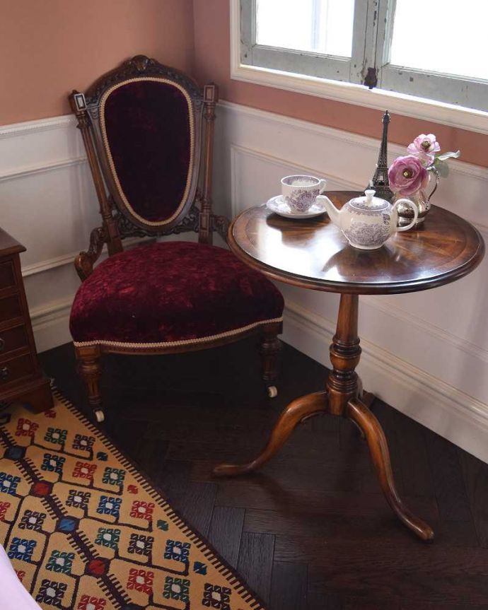 アンティークのテーブル　アンティーク家具　イギリスのアンティーク家具、寄木が美しい大きめのオケージョナルテーブル。窓辺に置いて楽しむお茶の時間脚がトライポッドになっているテーブルは置いておくだけで絵になります。(j-2022-f)